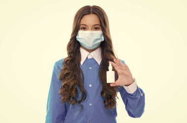 Solunum maskeli çocuk burun damlası ya da akıntılı burun için Coronavirus covid-19 salgını semptomu olarak sprey sıkabilir.