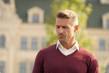 Biraz üzgün olmak. Sakin ve kendinden emin bir adam aşağıya bakıyor. Yakışıklı, seksi adam dışarıda. Modern yaşam konsepti. Olgun adamda şık kıllar var. Erkek bakımı ve moda. Bekar. Düşüncelere dalmak