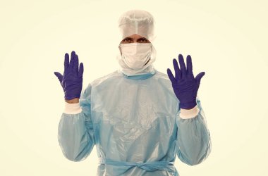 Erkek doktor epidemiyoloji uzmanı, beyaz salgın sırasında solunum maskesi ve güvenlik önleyici kostüm giyen eldivenlerle el ele tutuşuyor.