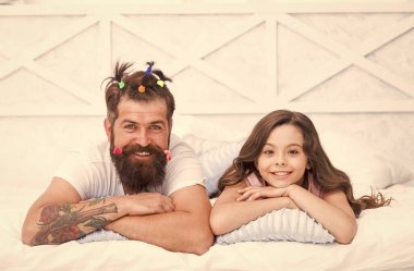 Neşeli hissediyorum. Genç kız ve babadan oluşan mutlu bir aile. Komik baba, çocuk saçı yaptırıyor. Çocuklar Günü 'nde. Çocukluktaki eğlenceli zamanlar. Birlikte rahatlayın. Babası gülümseyen kızı