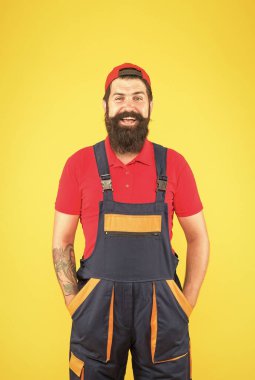 Mutlu, sakallı, olgun bir işçi. Elektrikçi tamir ve onarım. Profesyonel teslimat yükleme servisi. Üniformadan emin. İnşaat alanında çalışıyorum. Sakallı erkek tamirci.