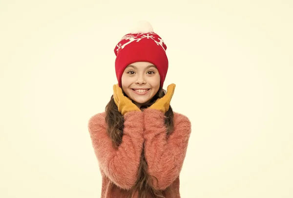 Φροντίδα των πλεκτών. μικρό κορίτσι με πλεκτό καπέλο και γάντια. Χριστουγεννιάτικη δραστηριότητα. παιδικό άνετο πουλόβερ που απομονώνονται σε λευκό. κρύος χειμώνας. ζεστά ρούχα και αξεσουάρ μόδας για παιδιά. Χαρούμενη παιδική ηλικία — Φωτογραφία Αρχείου