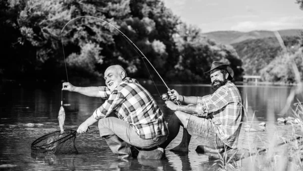 Pai aposentado e filho barbudo maduro. pesca grande jogo. relaxar na natureza. mosca peixe passatempo dos homens. pesca da reforma. felizes pescadores amizade. Dois amigos a pescar juntos. Bom dia para a pesca — Fotografia de Stock