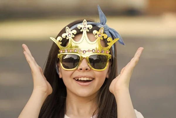 Lächelndes modisches Teenie-Mädchen mit Stirnband und Sonnenbrille, Königin des Spaßkonzepts — Stockfoto