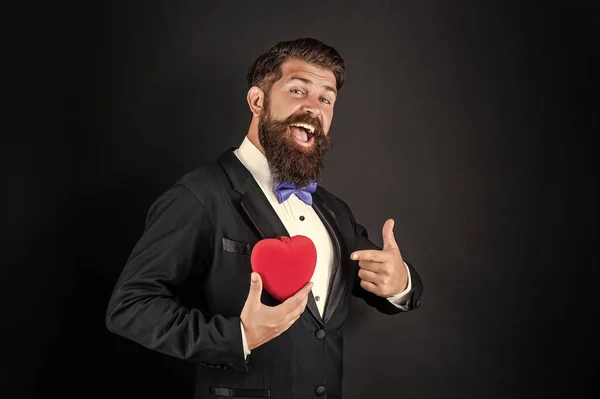 Homem de smoking feliz apontando o dedo no coração. Feliz Dia dos Namorados. ser meu valentine. — Fotografia de Stock