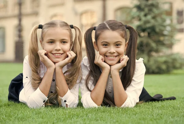 Amici della scuola vestiti formali rilassante su erba verde, concetto di educazione informale — Foto Stock