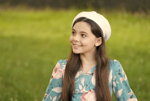 Sofisticado fashionista menina usar chapéu de boina e fantasia vestido natureza fundo, conceito de roupa de verão — Fotografia de Stock