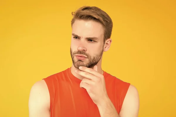 I sin egen stil. En seriös man med putsat hår. Skönhetsstandard för män. kille casual stil på gul bakgrund. Frisersalong. sport och fitness mode. stilig ung man med borst — Stockfoto