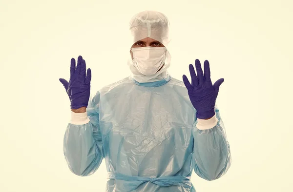 Врач-эпидемиолог показывает руки в перчатках в маске респиратора и защитном костюме во время вспышки коронавируса, изолированной на белом, эпидемии — стоковое фото
