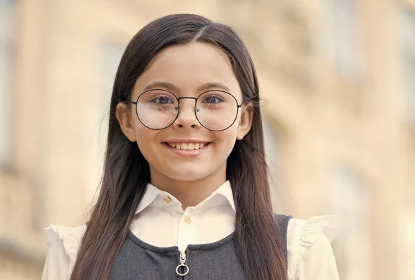 Feliz niño lleva gafas de ojo de marco redondo y formal día de conocimiento uniforme de moda, mira. educación escolar —  Fotos de Stock