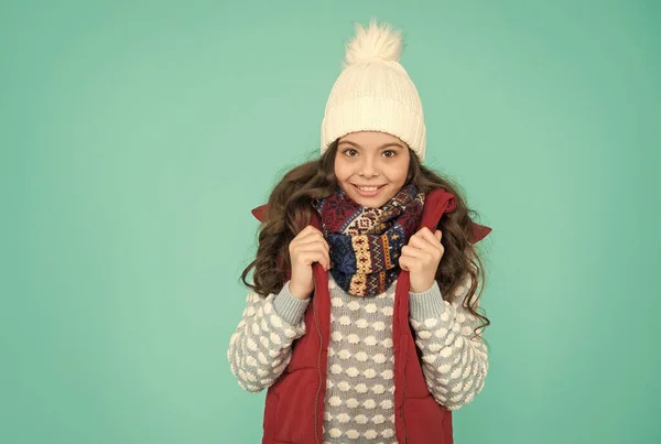 Criança com cara feliz sentir felicidade e pronto para a celebração natal e feriado de ano novo, moda infantil — Fotografia de Stock