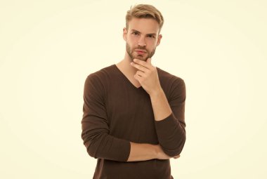 Karizmatik adamın modaya uygun saç stili var. Beyaz, sakallı, günlük kıyafetler giyiyor.