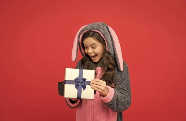 Tavşan pijamalı genç kız sürpriz bir şekilde hediye kutusunu açtı. — Stok fotoğraf