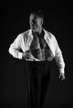 Kaslı adam, karın kaslı, karın kaslı, açık tişörtlü resmi tarzda siyah arka plan, altılı paket.