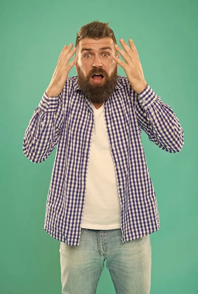 ¿Qué debo hacer? sorpresa y shock. Oh, Dios mío. brutal barbudo hipster en camisa a cuadros. — Foto de Stock