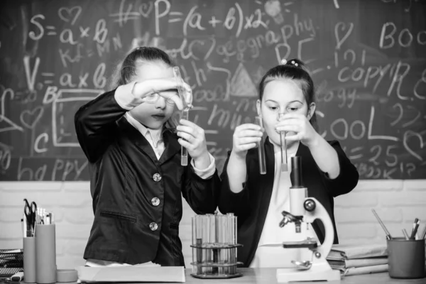 Lección de Biología. Un pequeño científico trabaja con el microscopio. Investigación química. experimentos científicos en laboratorio. Niñas en el laboratorio escolar. Educación formal en la escuela. Inspirado para trabajar duro — Foto de Stock