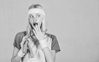 Antrenmana zaman ayır. İple atlayan kadın antrenmanı. Harika bir kalori yakıcı. Kız ip atlama tutuşu. Atlama egzersizi faydaları. Zayıfla. Yaz ayına hazır ol. Kilo verme konsepti