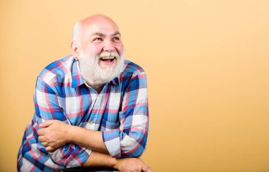 Sakallı kıdemli hippi, olumlu duygu ifadesi. Eğleniyorum. Emeklilik. Yaşlı, neşeli, güler yüzlü, kareli gömlekli dede. Yaşlılar eğlencesi. Yaşlı eğlencesi