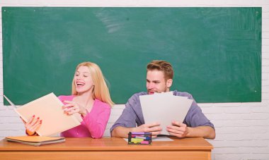 Okula dönelim. Sınıfta bir çift erkek ve kadın var. Evde eğitim. Modern okul. Bilgi toplama günü. Öğrenci hayatı. Ders ve yazı tahtası. Öğretmenler günü. Mutlu bir çift. Bilginden emin.