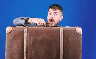 Papyonlu iş adamı hareket ediyor. Ağır çanta. Olgun gezgin. Antika çantalı şık bir esthete. Retro bavullu bir iş gezisi. Resmi takım elbiseli sakallı adam. Gitmeye hazırız. Başlıyoruz.