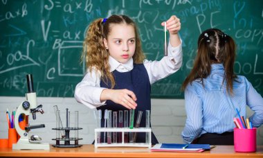 Laboratuvar mikroskobu ve test tüpleri. Kimya bilimi. Küçük çocuklar. - Bilim. Okulun laboratuarında kimya dersi alan küçük çocuklar. Mikroskop ile biyoloji deneyleri. Oksidanlar olur.