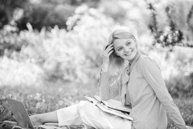 Dışarıdaki iş kumandasını yönetiyorum. Dizüstü bilgisayarı olan kadın çim biçer. Uzaktan çalışmak için en iyi iş. Uzaktan kumandayla serbest kal. İş kadını dışarıda serbest çalışıyor. Uzak görev konsepti