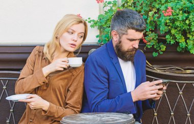 Evli ve güzel bir çift birlikte rahatlıyor. İki kafeterya terası kahve içer. Kafe terasında oturan çift kahvenin tadını çıkarıyor. Karısını aldatan gizli erkek mesajları. Hile ve ihanet. Aile hafta sonu