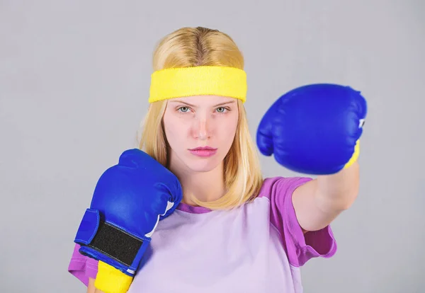 Nőiesség és erőegyensúly. A női bokszkesztyűk élvezik az edzést. A lány megtanulja, hogyan védje meg magát. Egy bokszkesztyűs nő. Boksz sport koncepció. Kardio boksz gyakorlatok fogyni — Stock Fotó