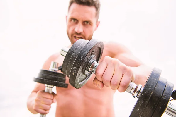 Hombre musculoso haciendo ejercicio con la barra. dieta de salud fitness. Hombre deportista con fuerte torso ab. esteroides. cuerpo atlético. Gimnasio de tontos. equipo deportivo. Perfecto paquete de seis. Deporte. Me encanta el deporte —  Fotos de Stock