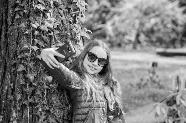 Bahçede doğanın tadını çıkarıyorum. Huzurlu bir çevre bahçesi. Tatlı çocuk parkta vakit geçiriyor. Bitkiler halka sergilenmek için yetiştiriliyor. Bahçede güzel, rahatlatıcı bir yürüyüş. Kız botanik bahçesinde yürüyor