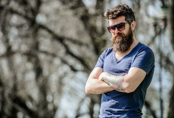 Homem barbudo com cabelo exuberante. Tempo livre e feliz. moda masculina e beleza. Homem barbudo ao ar livre. Cuidados com barba e barbearia. Hipster maduro com barba. macho brutal com estilo perfeito. Fresco e confiante — Fotografia de Stock