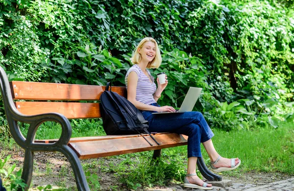 Kız bilgisayarda çalışıyor. Bilgisayarlı modern bir kadın. Yaz internetten. Sabah çizelgesi. Kız gitmek için kahve içer. Park yerinde rahatla. Kahve içen güzel bir kadın. Zeki ve kendinden emin öğrenci. — Stok fotoğraf