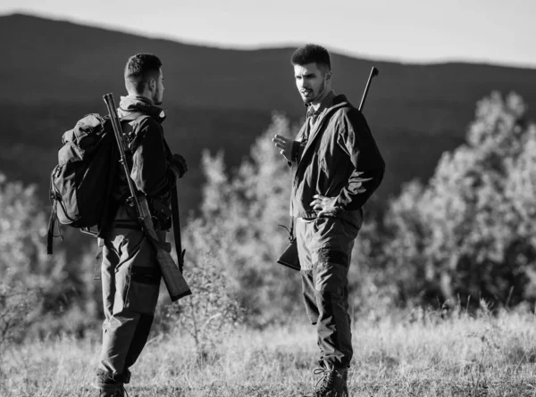 Friendship of men hunters. Military uniform fashion. Army forces. Camouflage. Hunting skills and weapon equipment. How turn hunting into hobby. Man hunters with rifle gun. Boot camp. Gun shop — Stock Photo, Image