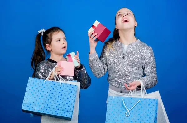 Cada produto entregue a você. Meninas irmãs amigos com sacos de compras fundo azul. Compras e compras. Sexta-feira negra. Venda e desconto. Dia das compras. Pacotes de crianças. Crianças moda — Fotografia de Stock