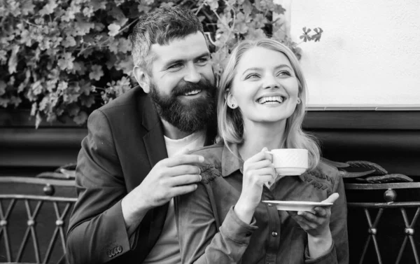 Un par de abrazos terraza cafetería. Pareja enamorada sentarse abrazo cafetería terraza disfrutar del café. Fin de semana familiar agradable. Explore la cafetería y los lugares públicos. Casados pareja encantadora relajándose juntos. Felices juntos — Foto de Stock