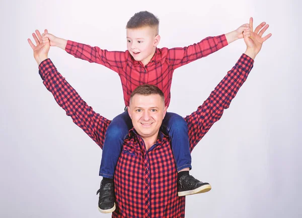 Un niño pequeño con papá. Familia feliz juntos. infancia. crianza. Día de los padres. Disfrutando del tiempo juntos. padre e hijo con camisa roja a cuadros. Buscando musa de moda. libre y feliz — Foto de Stock