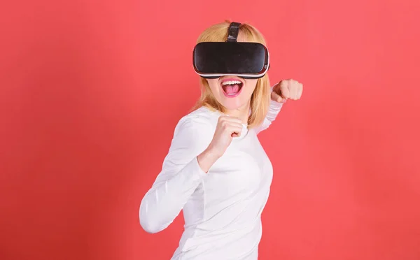 Retrato de mulher jovem vestindo óculos de realidade virtual, experimentando realidade virtual usando fones de ouvido 3d. Pessoa com capacete realidade virtual isolado em fundo vermelho. Cartaz VR. — Fotografia de Stock