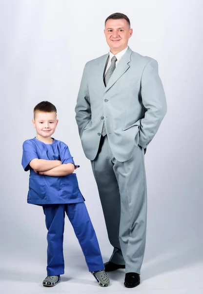 Socio de negocios. Pequeño doctor con papá hombre de negocios. infancia. confianza y valores. Día de los padres. Día de la familia. padre e hijo en traje de negocios. moda masculina. niño feliz con padre. Somos familia. — Foto de Stock