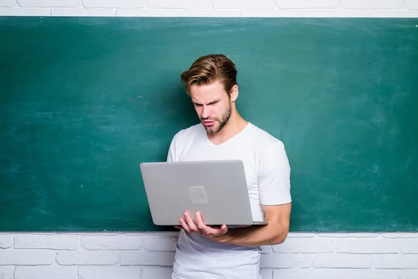 Estudante aprende linguagem de programação. Escola de programação de professores com laptop. Um homem bonito usa tecnologia moderna. Tecnologia digital. Aplicar curso on-line para programadores. Programação de desenvolvimento web — Fotografia de Stock