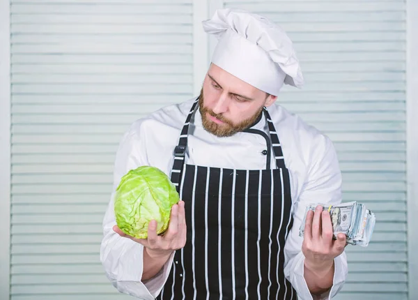 Gemüsetransporte. Man kauft Kohl für Dollar. reife Männer lieben gesunde biologische Lebensmittel. Geldgeschäft. professioneller Koch in der Restaurantküche. Vegetarier. Diätvitamin. Kulinarische Küche — Stockfoto