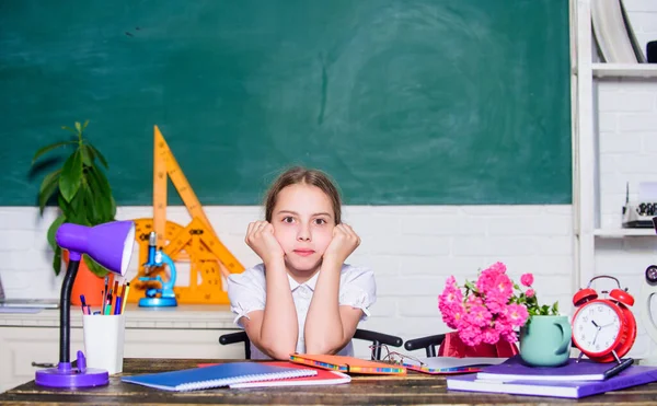 小さな女の子はヘッドセットでオーディオブックを勉強します。非公式で非形式的な教育。将来の成功は研究中です。現代の技術でデジタル時代を。小さい子供は音楽を聞く。学校に戻ると — ストック写真