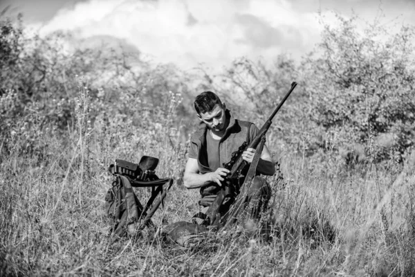 Homem com equipamento de caça rifle fundo natureza. Recarregue o conceito de espingarda. Equipamentos de caça e medidas de segurança. Preparar para caçar. O que você deve ter enquanto caça ambiente natureza — Fotografia de Stock