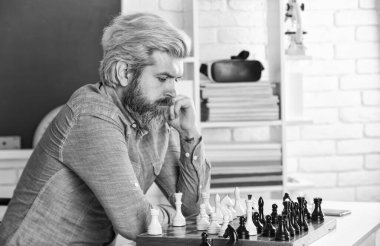 Bir sonraki adımı düşünüyorum. Satranç dersi. Strateji konsepti. Satranç oynuyorum. Entellektüel hobi. Geliştirme mantığı. Satranç oynamayı öğreniyorum. Kötü hamle, iyi olanları geçersiz kılar. Tahta satranç tahtasındaki figürler.