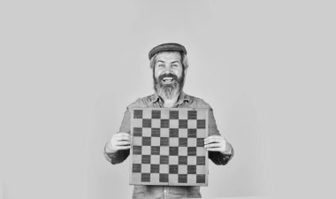 Masa oyunu. Strateji konsepti. Satranç yarışması. Düşünceli sakallı adam satranç oynar. Satranç figürü. Entelektüel oyun. Turnuvanın tadını çıkar Büyük oyuncu. Satranç dersi. Bilişsel gelişim