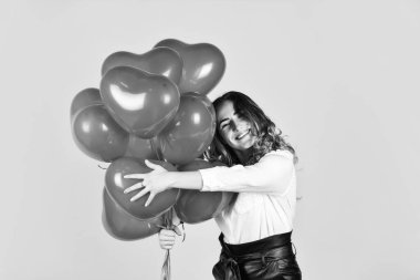 Aşkın sürprizi. Parti için helyum balonları. Etkileyici bir hediye. Sevgililer günün kutlu olsun. Doğum günü partisi. Kız kalp balonları. Kız arkadaşına hediye. Şenlik havası. Mutlu kadın hava balonları hediye paketi