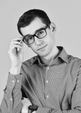 Göz giysisi. Sıradan bir şekilde gözlük seç. Akıllı çocuk. Görme bozukluğu. Havalı adam sarı gözlük takıyor. Süslü gözlüklerden bak. Moda gözlükleri. Reçeteli gözlük