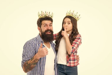 En iyi saklanan sır. Küçük prenses parmaklarını sır olarak saklar. Sessizlik hareketi. Büyük patron aferin diyor. Mutlu aile beyazda izole edilmiş. Gizli bilgi ve çok gizli. Sessiz ol.