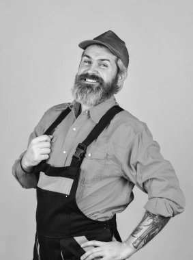 İş kıyafetleri içinde bir işçi. İş tulumlarında çalışan bir müteahhit. Mühendis ve sanayi binası. Tamir reklamı. İnşaatçı ya da sıva ustası. Üniformalı bir tamirci. Ustabaşı bikini giyer