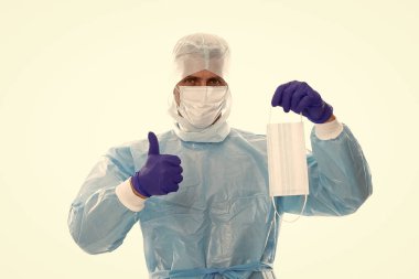 Erkek doktor epidemiyoloji uzmanı, solunum maskesi takıyor. Koronavirüs salgını sırasında koruyucu kıyafet giyiyor. Beyaz, başarılı koruma ve hijyenle izole edilmiş.