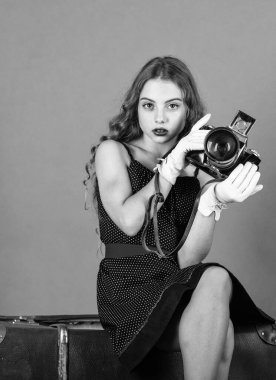 Tatil anılarını yakalıyorum. Küçük çocuk antika bavul tutuş kamerasına oturur. Hayallerinin peşinden git. Tatil için aksesuarlar. Seyahate hazır şirin kız. Sigorta servisi. Tatil fotoğrafları çekiyorum.